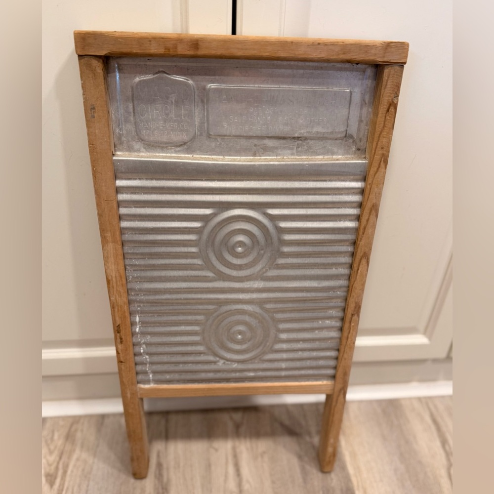Very Rare Vintage Magic Circle Hand-E-Washboa Co Aluminum Wood Washboard 2'x 12"